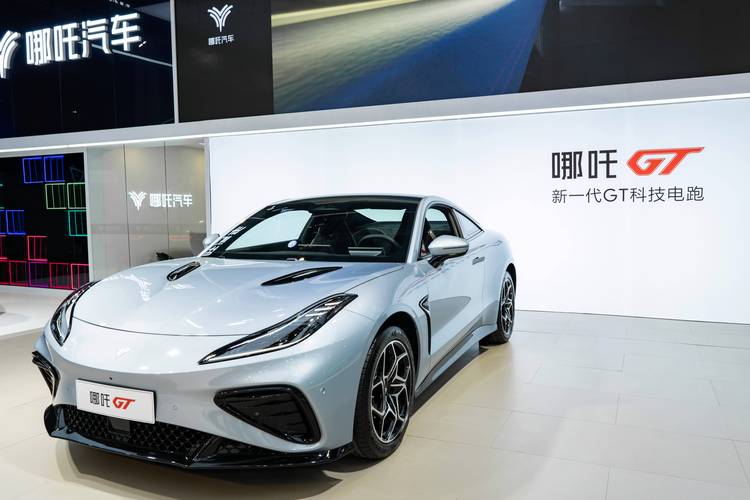 惠州78哪吒汽车在智能汽车领域的表现，领途汽车在新能源汽车市场中的影响力